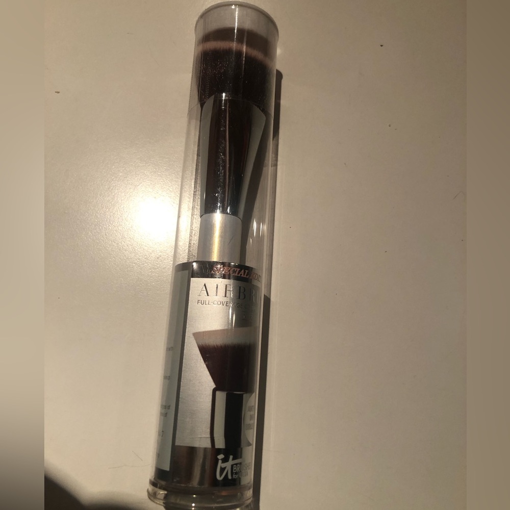 NWT and sealed It Cosmetics No. 77 Full Coverage Complexion Brush
